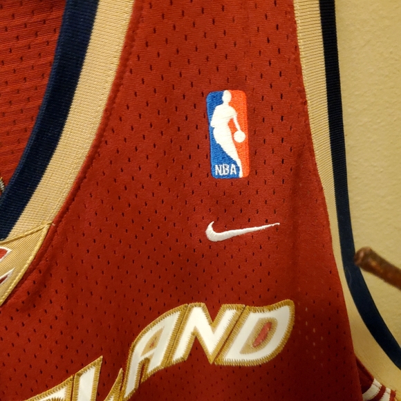 Cleveland Cavaliers Nike LeBron James #23 Burgundy Jersey - Picture 4 of 14